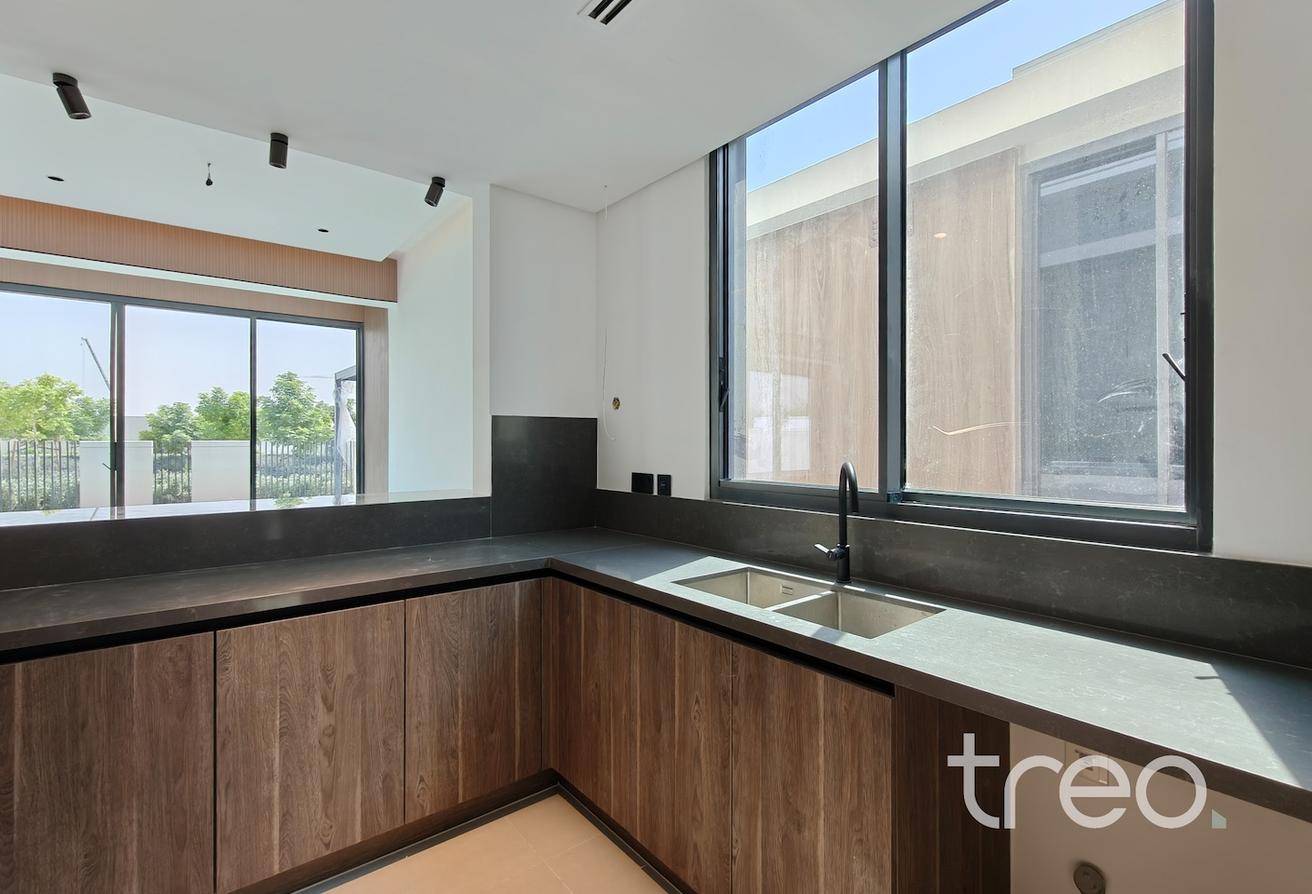 Single Row | Vacant Now | Modern | Spacious photo 8