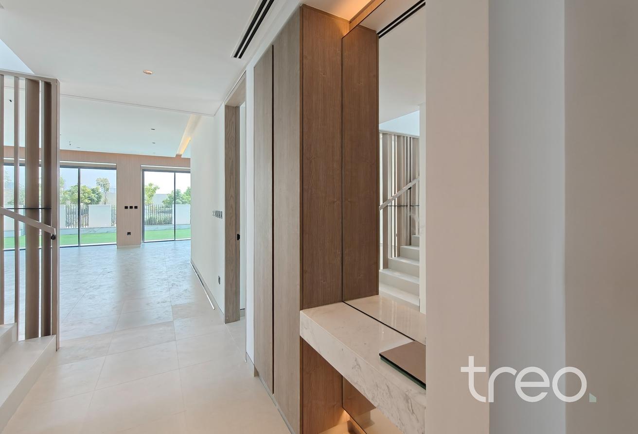 Single Row | Vacant Now | Modern | Spacious photo 6