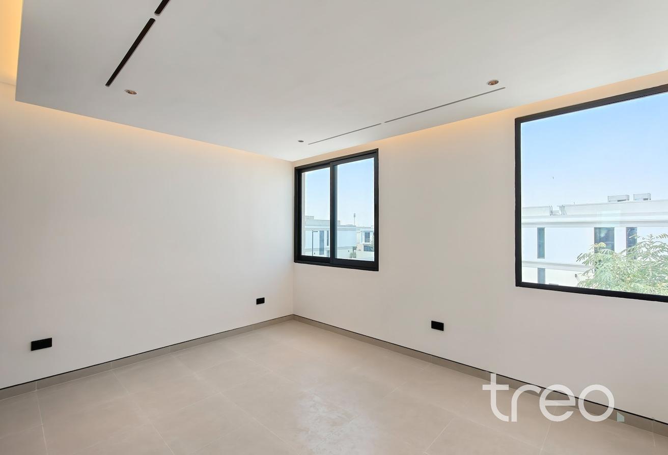 Single Row | Vacant Now | Modern | Spacious photo 13