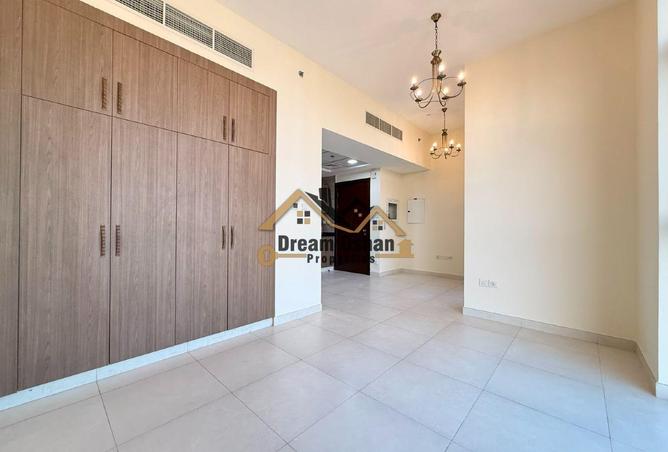 Spacious Studio with Balcony 42K Gym Pool Parking — photo 3