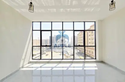 شقة - 2 غرف نوم - 3 حمامات للايجار في تجارية مويلح - الشارقة