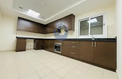 شقة - غرفة نوم - 2 حمامات للايجار في برج دوجا - شارع الشيخ زايد - دبي