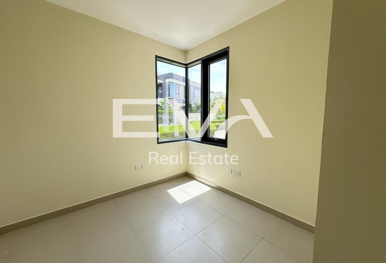 CORNER VILLA | VACANT | WELL MAINTAINED photo 6