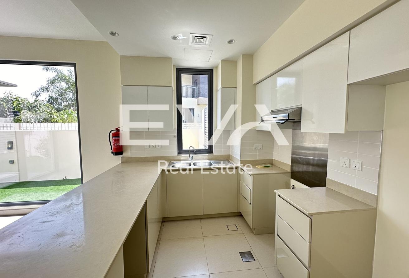 CORNER VILLA | VACANT | WELL MAINTAINED photo 5
