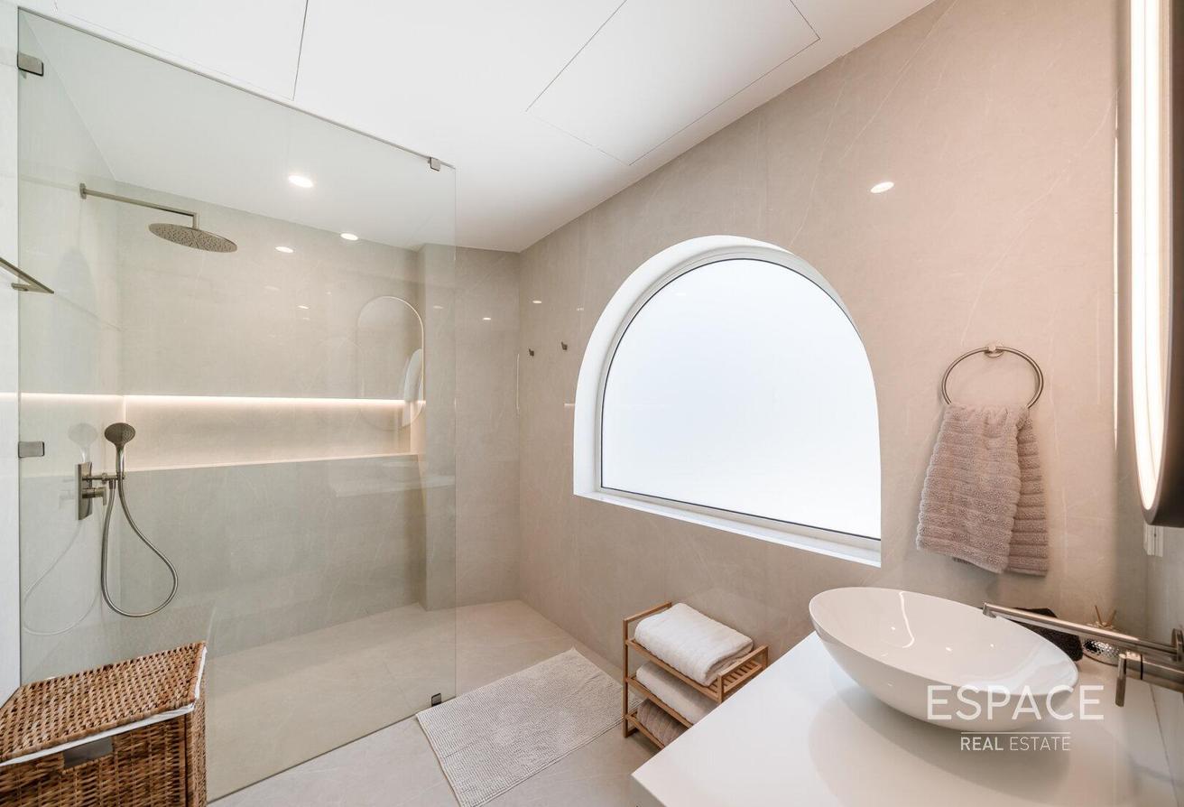Luxury Living - Furnished - Turn Key photo 18