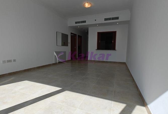 Huge 1 B/R | Well Maintained Apartment | Vacant photo 2