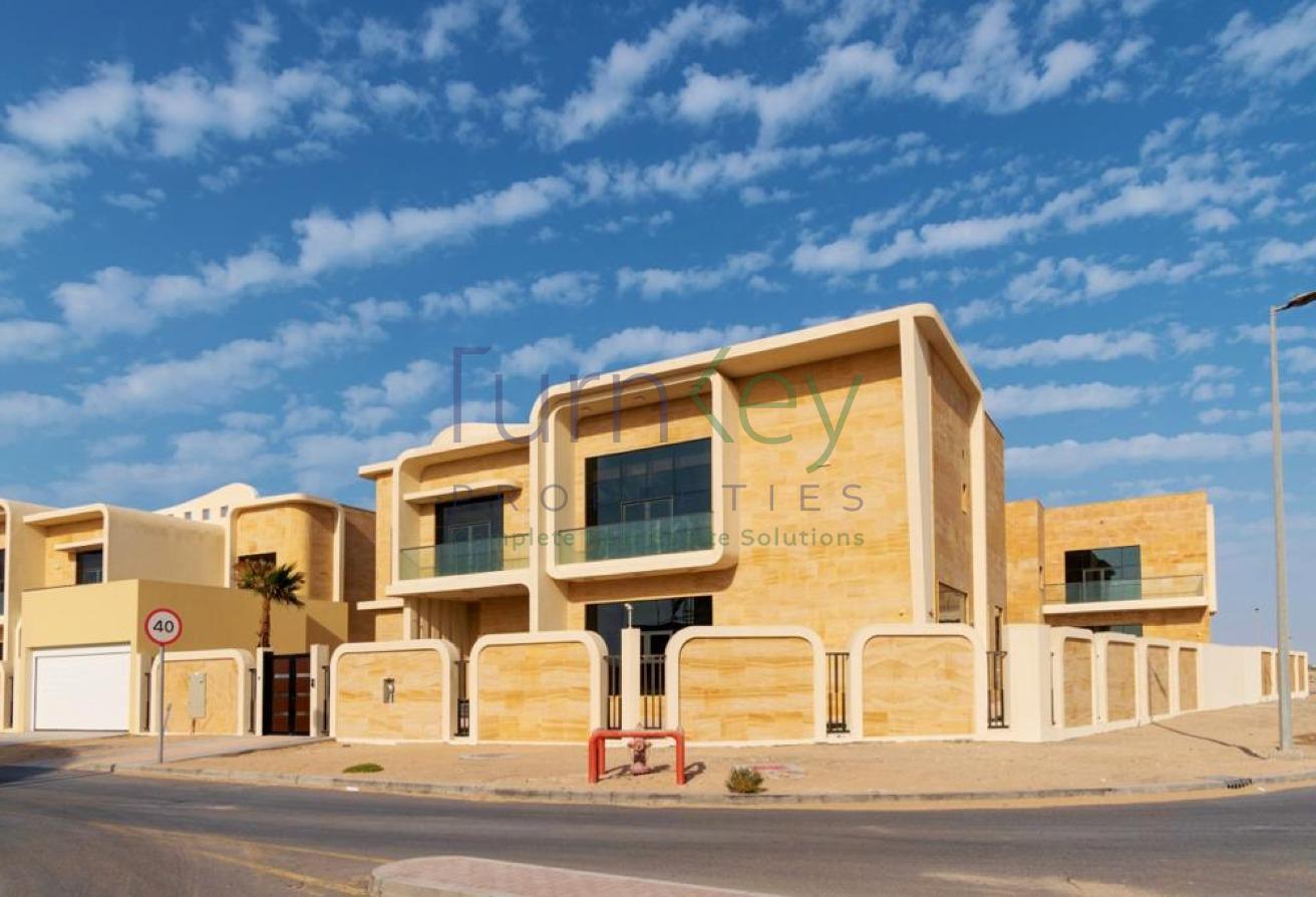 Luxury 6 BR Villa I Pool I Lift I Solar photo 2