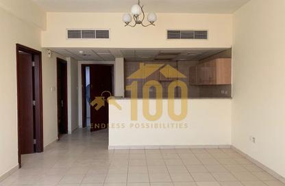 شقة - غرفة نوم - 2 حمامات للايجار في واي 02 - طراز إنجليزي - المدينة العالمية - دبي شقة - غرفة نوم - 2 حمامات للايجار في واي 02 - طراز إنجليزي - المدينة العالمية - دبي