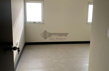Apartment - 3 Bedrooms - 3 Bathrooms for rent in Al Muraqqabat - Deira - Dubai