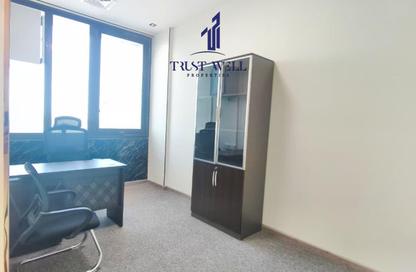 Business Centre - Studio - 4 Bathrooms for rent in Dar Al Salam Building - Corniche Road - Abu Dhabi