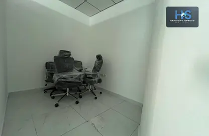 مكتب - 8 غرف نوم - 1 حمام للايجار في القمة - الخليج التجاري - دبي