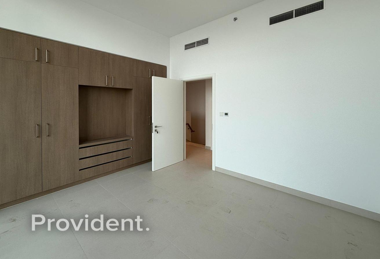 Vacant | Full Creek and Burj View | Unfurnished photo 9