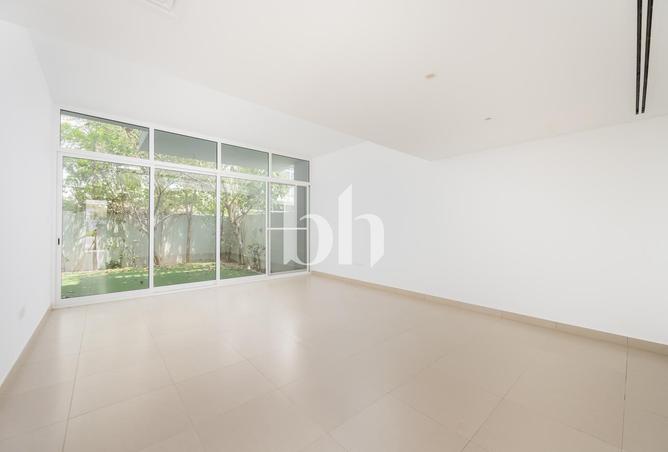 Middle Unit | Vacant | Immaculate | Landscaped — 3