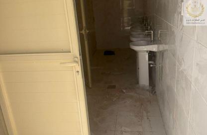 Warehouse - Studio - 3 Bathrooms for rent in Umm Al Thuoob - Umm Al Quwain