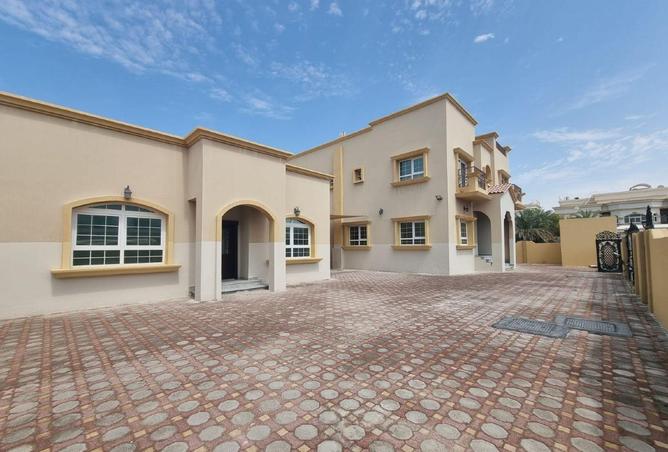 فيلا فسيحة مكونة من 5 غرف نوم رئيسية | في حالة صيانة جيدة