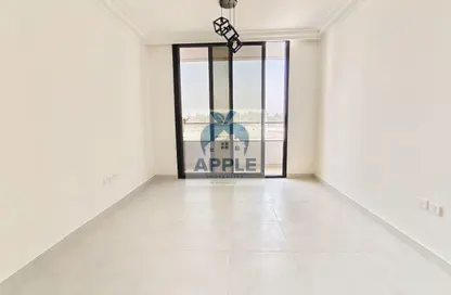 شقة - غرفة نوم - 2 حمامات للايجار في الزاهية 1 - الزاهية - تجارية مويلح - الشارقة