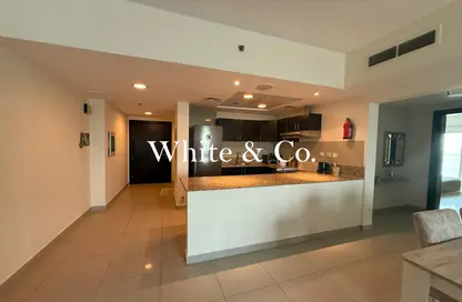 شقة - 2 غرف نوم - 3 حمامات للايجار في المساكن الحمراء - مدينة دبي الرياضية - دبي