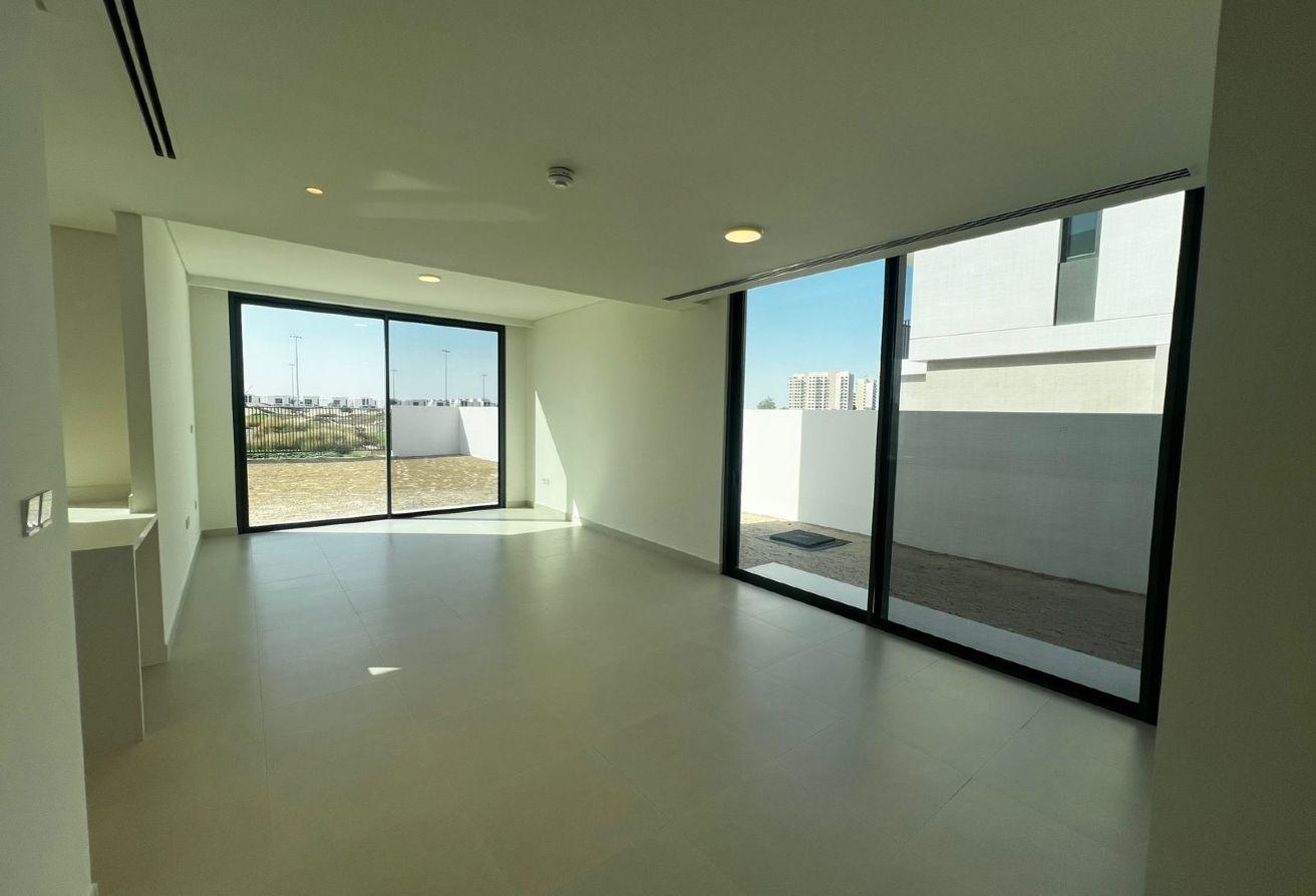 Grand Single-Row Villa on Huge Plot | Fairways photo 3