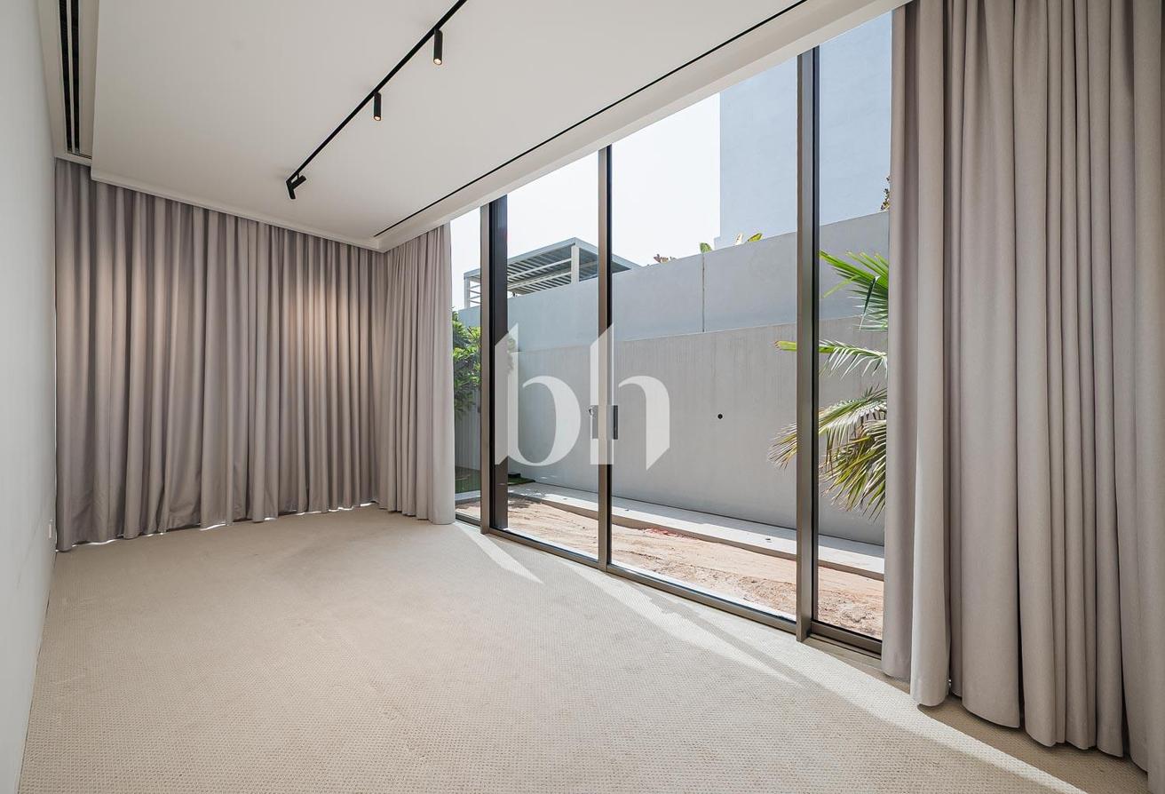 Serene living | Custom built | Luxury | Available photo 9