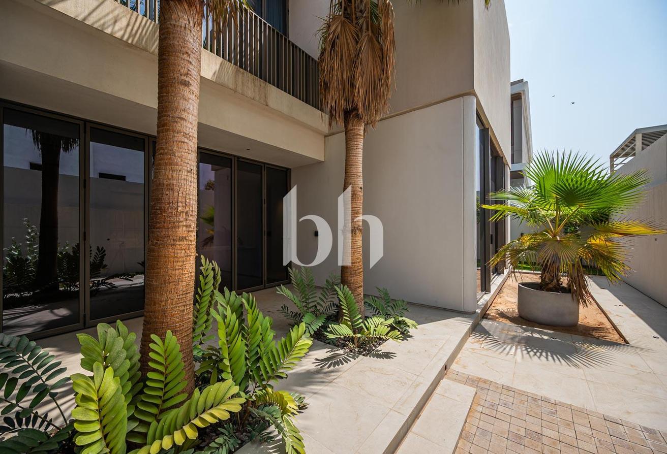 Serene living | Custom built | Luxury | Available photo 16
