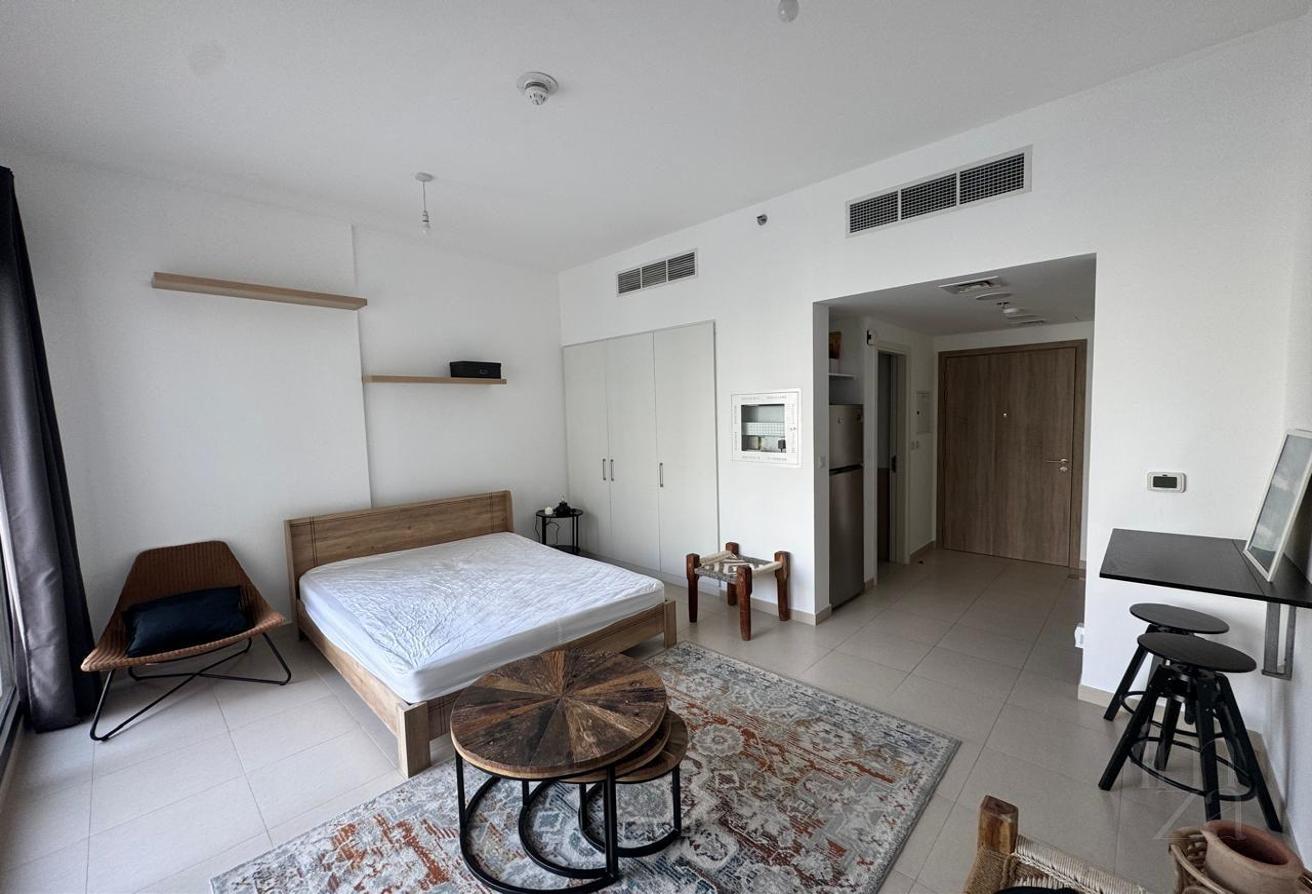 POOL VIEW | FURNISHED | COMMUNITY LIVING photo 4