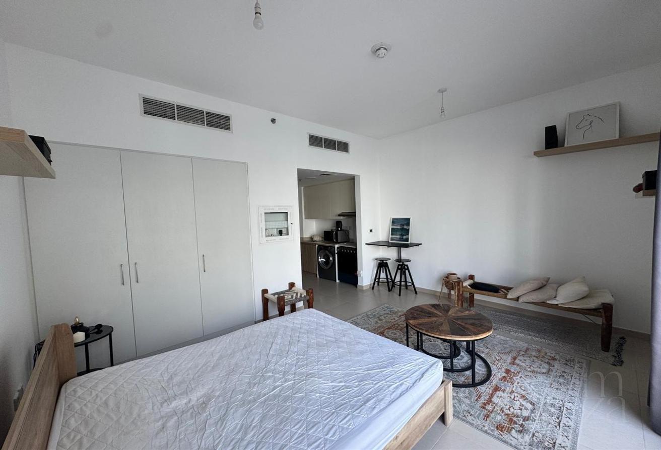 POOL VIEW | FURNISHED | COMMUNITY LIVING photo 5