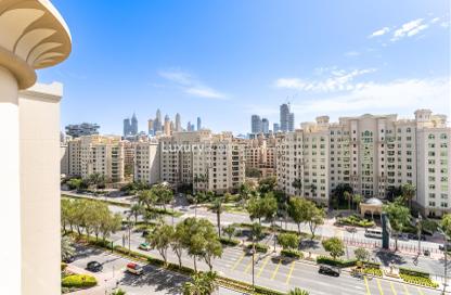 Apartment - 2 Bedrooms - 3 Bathrooms for rent in Al Hatimi - Shoreline Apartments - Palm Jumeirah - Dubai