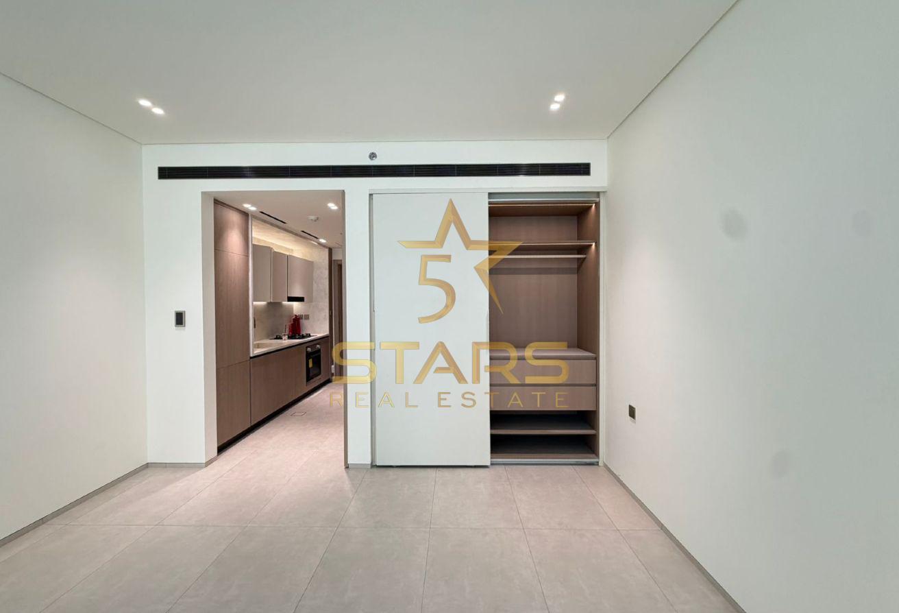Contemporary Studio | Vacant | Semi-Furnished photo 4