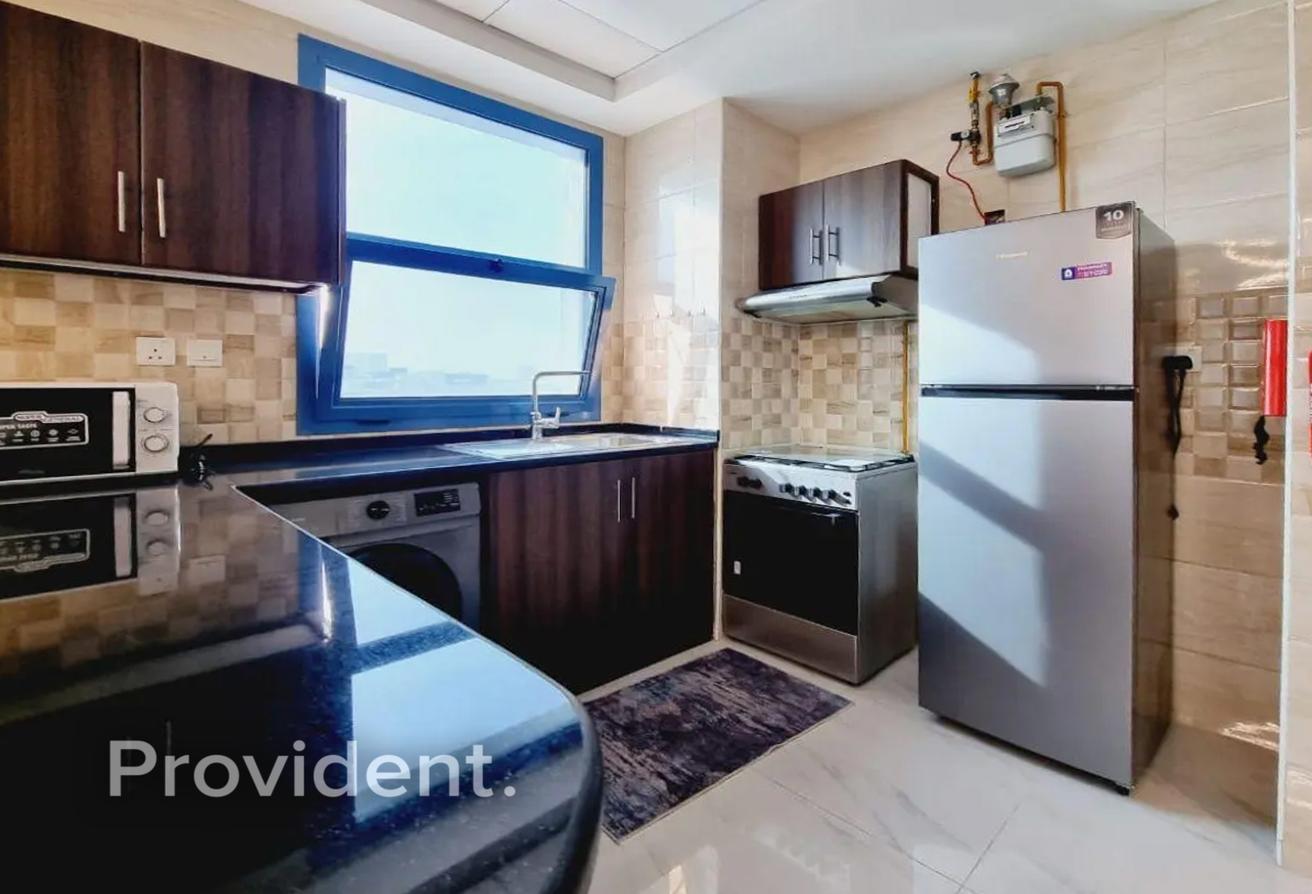 Fully Furnished | Multiple cheques | Spacious photo 4