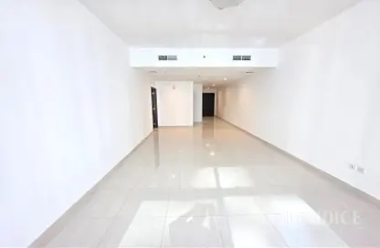 شقة - غرفة نوم - 2 حمامات للايجار في برج دوجا - شارع الشيخ زايد - دبي