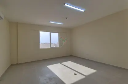 شقة - 2 غرف نوم - 3 حمامات للايجار في الدفينة - عشارج - العين