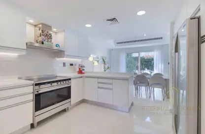 Apartment - 3 Bedrooms - 4 Bathrooms for rent in The Lakes - Dubai