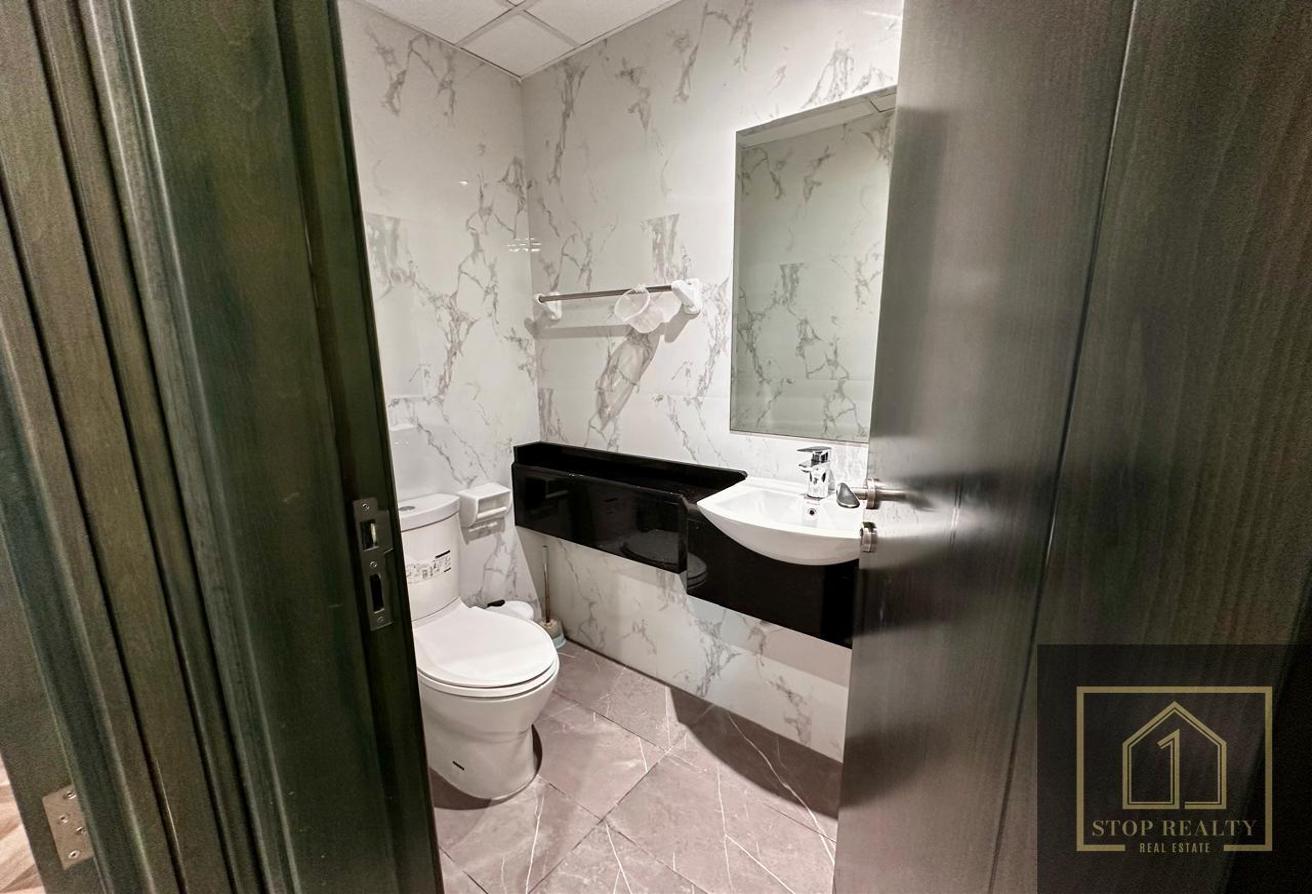 SPACIOUS UNIT | FULLY FURNISHED | VACANT NOW photo 11