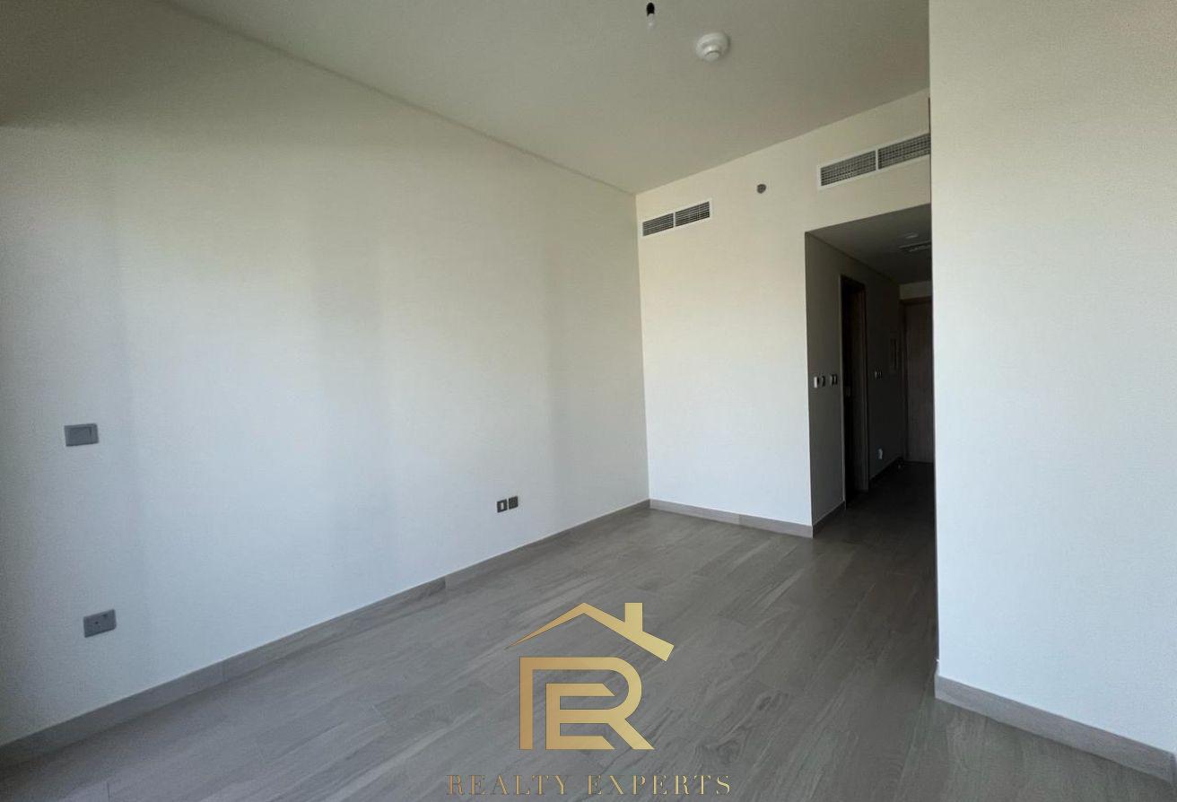 Hot Deal | Modern Studio with Balcony | Pool & Gym photo 3