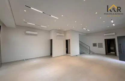 Villa - 4 Bedrooms - 5 Bathrooms for rent in Al Aweer 1 - Al Aweer - Dubai