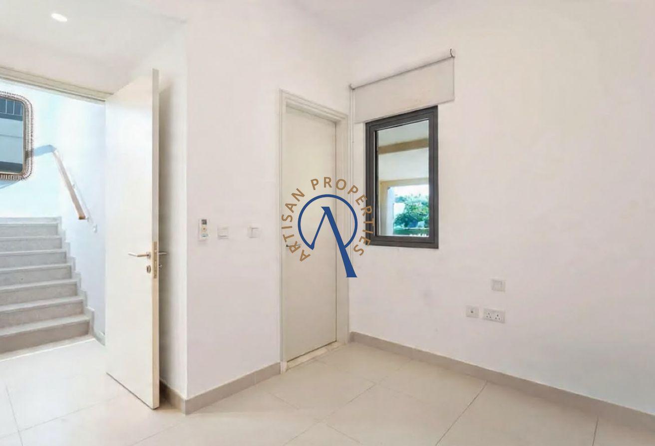SPACIOUS 4 BEDROOM | VACANT | FACING PARK photo 6