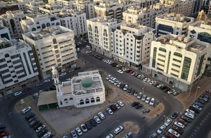عمارة بالكامل - 8 غرف نوم - 5 حمامات للبيع في الخالدية - أبوظبي