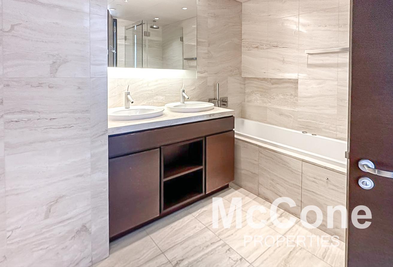Prime Location | Modern | Spacious photo 7