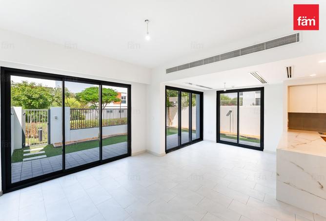 SINGLE ROW | vacant | GATED COMMUNITY