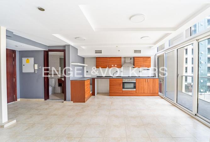 Unique Loft | Vacant | Skyline & Lake Views — photo 2