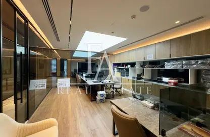 مكتب - استوديو - 4 حمامات للايجار في برج أوبوس - الخليج التجاري - دبي