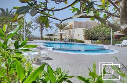 Villa - 4 Bedrooms - 5 Bathrooms for rent in Jumeirah 1 Villas - Jumeirah 1 - Jumeirah - Dubai