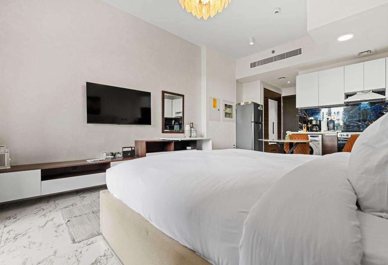 Poolside Studio | Balcony | King Bed | 50% photo 7