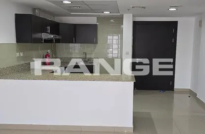 شقة - غرفة نوم - 2 حمامات للايجار في المساكن الحمراء - مدينة دبي الرياضية - دبي