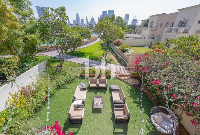 Upgraded | Lake and Park Backing | 2 Bed + Maids — photo 3
