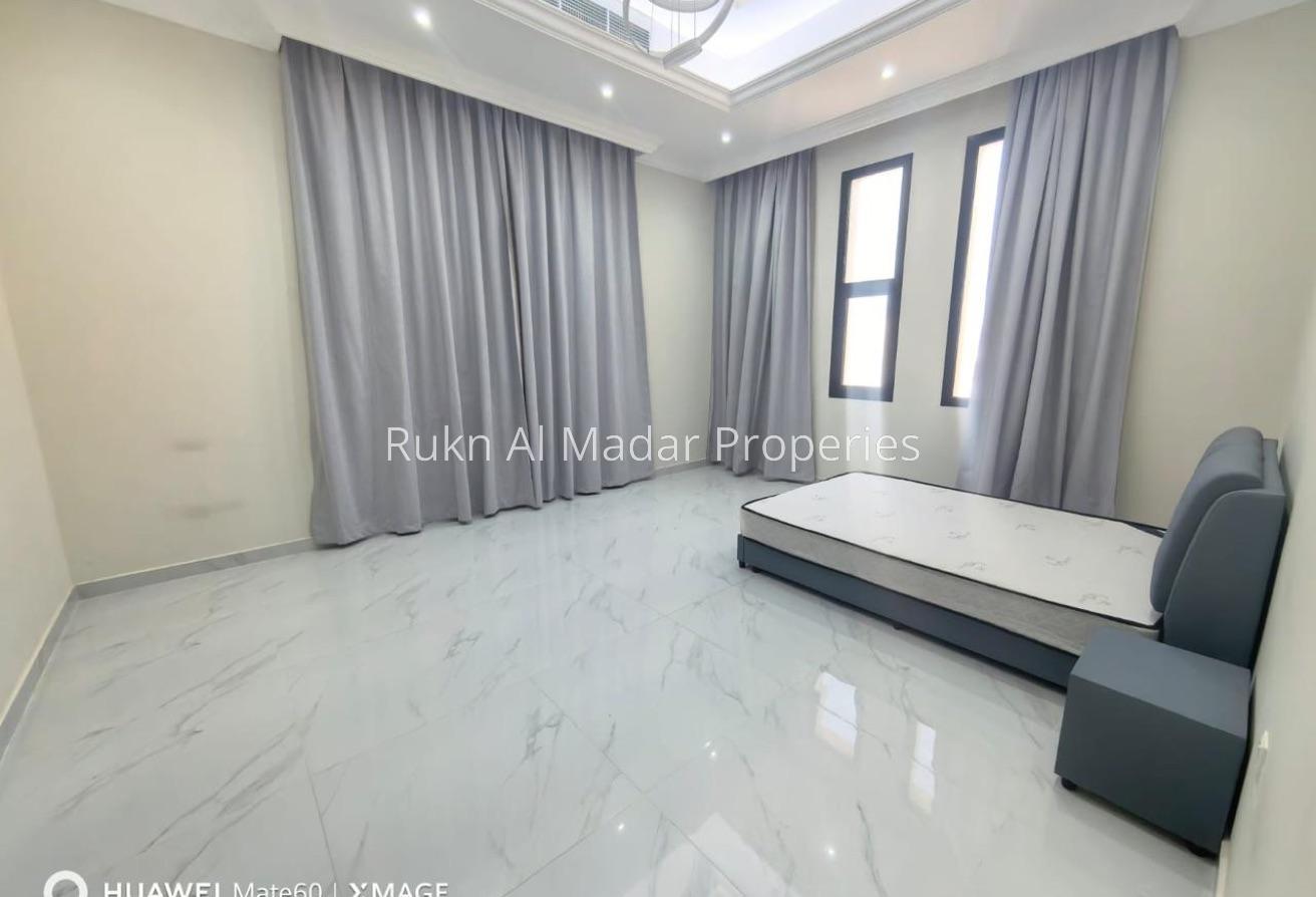 Classic Villa With Huge Hall and Service Block photo 8