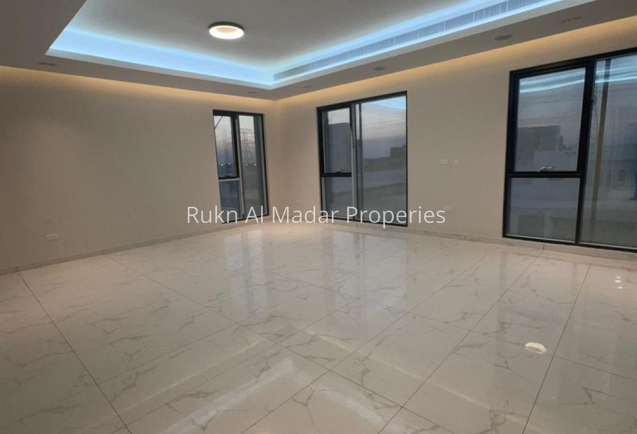 Classic Villa With Huge Hall and Service Block photo 4
