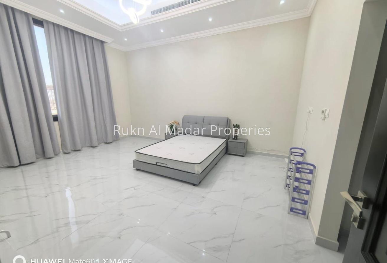 Classic Villa With Huge Hall and Service Block photo 10