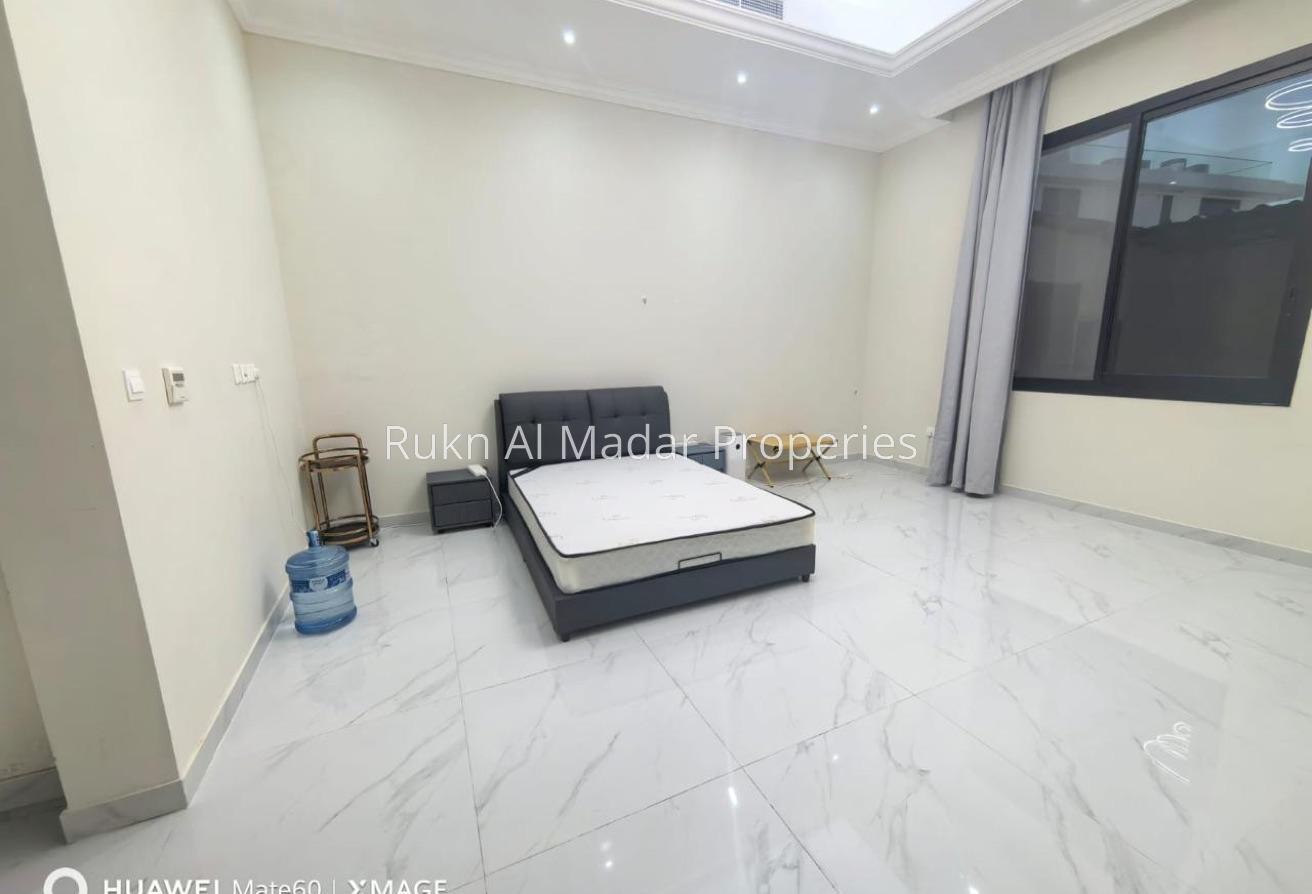 Classic Villa With Huge Hall and Service Block photo 11