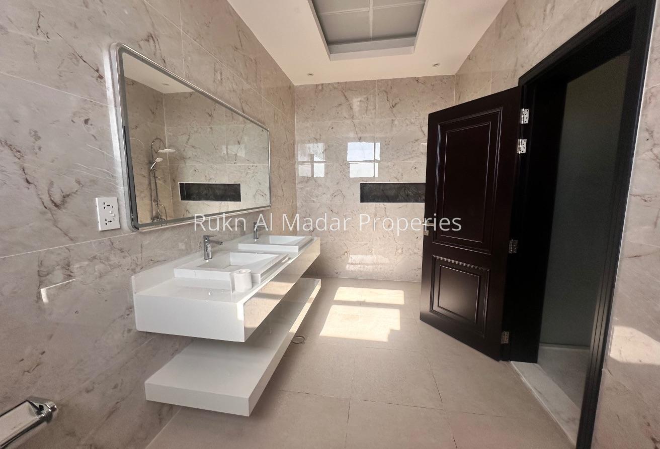 Classic Villa With Huge Hall and Service Block photo 13